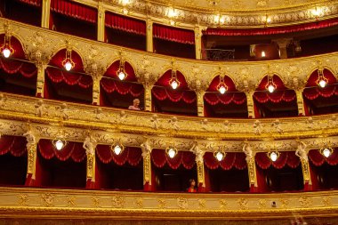Odessa, Ukrayna - 11 Aralık 2012: Restorasyon sonra opera binasının iç. Seyirci şenlikli gala konseri için yer dolu. Seyirci pop caz konseri