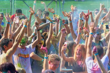 Odessa, Ukrayna - 5 Ağustos 2017: Gençler, bayanlar baylar bayram tatil sırasında renkli toz içine atma iyi eğlenceler. Festivali renkli boya. renkler aşk festival. Renk fest