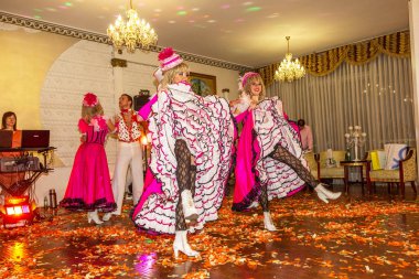 Odessa, Ukrayna - 4 Eylül 2015: Güzel seksi kız parlak güzel elbiseli restoranda şölende Fransız cancan dans dans topluluğu.