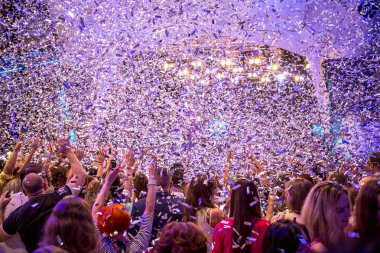 Odessa, Ukrayna - 31 Mayıs 2014: Kalabalık insan yaratıcı ışık ve müzik gösterisi sırasında bir konserde bir gece kulübünde eğleniyor. Kulüp partisi büyük şeker duş neşeli gençler.