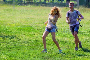 Odessa, Ukrayna - 5 Ağustos 2017: Gençler, bayanlar baylar bayram tatil sırasında renkli toz içine atma iyi eğlenceler. Festivali renkli boya. renkler aşk festival. Renk fest