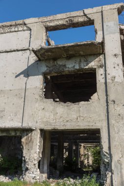 Terk edilmiş bombalama ve yıkılan bina bombardımanı patlama nedeniyle yok. Kabukları, madde işaretleri ve parçalanmak bir savaş kasıp kavuran Bina duvarlarında delikler. Eski yıkık ev