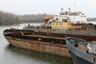 Odessa 15 Nisan: eski nehir bağlantı noktası Ust-tuna ticaret. Dockers eski barge hurda lehim lâmbası için kesti. Eski, modası geçmiş teknolojide son yüzyılda, 15 Nisan 2014 Odessa, Ukrayna