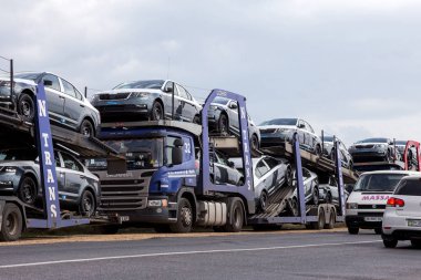 Odessa, Ukrayna 1 Eylül 2017: Araba taşıyıcıları arabaya taşımak. Özel kamyonlar arabayla taşımacılığı. Çok katmanlı ulaşım araçları için özel römork. Arabalar römork taşıma