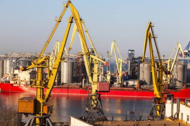 Deniz endüstriyel kargo liman Odessa. Bağlantı noktası deniz endüstriyel vinçler için toplu kargo terminali yükleniyor. Su ulaştırma araçları. Kargo Terminali deniz Odessa bağlantı noktası deniz kuru yük gemisiyle