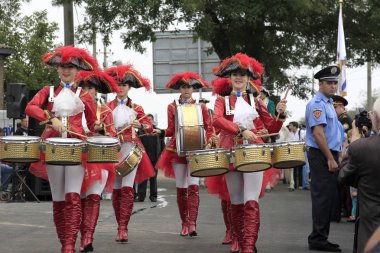 Odessa, Ukrayna - 29 Eylül: tiyatro gösterisi kez 29 Eylül 2012 Odessa, Ukrayna Suvorov, anıtı açılışı sırasında Rusya İmparatoriçe Catherine. Güzel genç kızlar davulcular