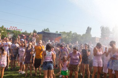 Odessa, Ukrayna - 5 Ağustos 2017: Gençler, bayanlar baylar bayram tatili sırasında birbirlerine renkli toz atma eğleniyorlar. Erkek ve kız ıslak giysileri içinde iyi eğlenceler. Islak parti