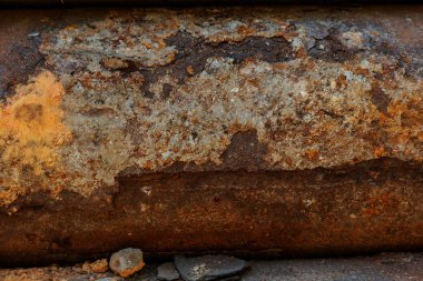 Eski büyük su boruları parçaları. Sonra uzun yıllar çalışma yok edilen metal boru yok edildi. Sebze çelik boru delik korozyon ile. Paslı metal boru. Seçici odak