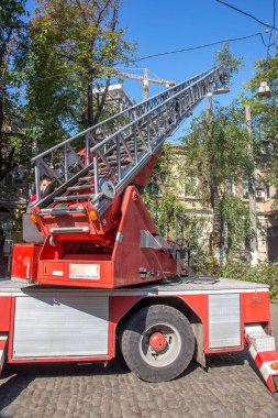 Odessa, Ukrayna - 14 Ekim 2015: Çalışma chainsaw kuru odun kesmek. Groundscare kentsel hizmet vinç yardımıyla acil ağaçlar ortadan kaldırır. Acil durum önleme