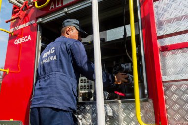 Odessa, Ukrayna - 5 Ağustos 2017: itfaiyeci itfaiye arabası üzerinde. Yangın söndürme araç açık havada özel ekipman ile. İtfaiye araçları, su yanma bölgesi. İtfaiye su