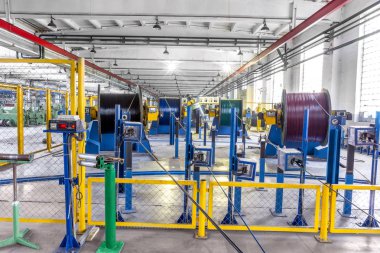 Güç elektrik kabloları ve optik lifler üreten bir modern bitki içinde parçası. İç modern üretim hattı teknoloji eskime 
