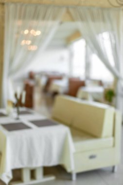 Bir küçük Restoran Vintage iç arka plan bulanık. Bulanık bokeh kafe iç parlak renkler. Yüksek anahtar. Temel olarak yaratıcı tasarım menü için.