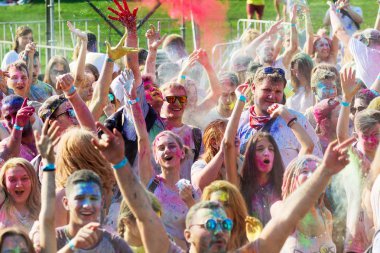 Odessa, Ukrayna - 5 Ağustos 2017: Gençler, bayanlar baylar bayram tatil sırasında renkli toz içine atma iyi eğlenceler. Festivali renkli boya. renkler aşk festival. Renk fest