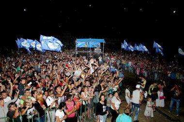 Odessa, Ukrayna - 25 Ağustos 2011: Kalabalık gece, yaratıcı ışık ve müzik gösterisi moda Caz Orkestrası açık rock konserinde tarihinde yayınlandı. Seyirciler ellerini zevk ve eğlence kaldırdı
