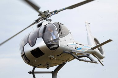 Odessa, Ukrayna - 4 Haziran 2013: Bulutlu bir günde yaz özel test ışık modern sivil helikopter iş sınıfı küçük bir özel Havaalanı sunumu