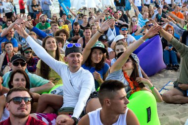 Odessa, Ukrayna -25 Ağustos 2017: büyük kalabalık, müzik sırasında rock konserinde hayranlarını gün boyunca. Seyirci kum Beach müzik ve spor festivali Z-Oyunlar sırasında