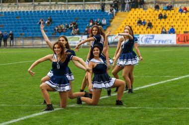 Odessa, Ukrayna - 21 Ekim 2017: Sahne alanı'nda çocuk. Genç çocuk topluluğu Stadyumu yeşil çimenlerin üzerinde Ulusal kostüm dans dans. Stadyumda dans çocuk
