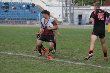 Odessa, Ukrayna - 29 Eylül 2018: Final Oyunları Şampiyonası Ukrayna'nın en güçlü takımları Rugby-7. Rugby topu alan üzerinde. Rugby topu için ağır mücadele sahip. Takım sporcular oyuncular sahada
