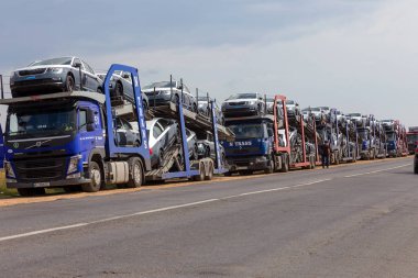 Odessa, Ukrayna 1 Eylül 2017: Araba taşıyıcıları arabaya taşımak. Özel kamyonlar arabayla taşımacılığı. Çok katmanlı ulaşım araçları için özel römork. Arabalar römork taşıma