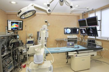 Odessa, Ukrayna - 9 Ekim 2012: Modern Diagnostik tıbbi donatımı veri merkezi ameliyathane içinde ziyaret sırasında Başbakan Ukrayna Mykola Azarov, 9 Ekim 2012 Odessa, Ukrayna.
