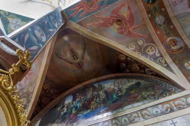 Odessa, Ukrayna: İç Ortodoks Kilisesi, sunak, İkonostasisin ve güzel tarihi mimari kemerler, simgeler, freskleri, bas-reliefs doğal altın yaldız ışık, boyalı