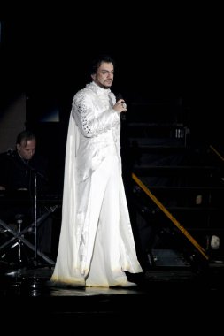 Odessa, Ukrayna, 17 Nisan 2012: Pop konser ikonik Rus şarkıcı Philip Kirkorov Odessa'daki. Ful ile parlak renkli ışık ve tiyatro gösterisi.