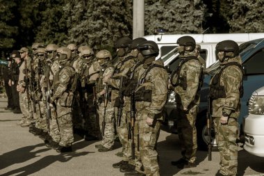 Odessa, Ukrayna - 1 Ağustos 2018: özel kuvvetler Ukraynalı polis özel silahlar ile tam savaş formunda saflarında. Urkainain özel kuvvetler çevik mukabele polis, Anti-terör asker