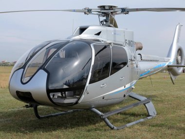 Odessa, Ukrayna - 4 Haziran 2013: Bulutlu bir günde yaz özel test ışık modern sivil helikopter iş sınıfı küçük bir özel Havaalanı sunumu