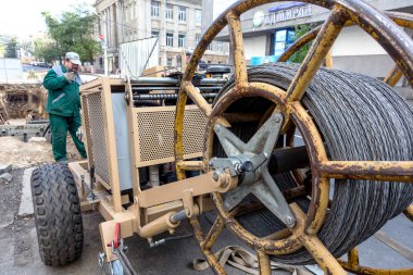 Odessa, Ukrayna-Ekim 18,2015: Modern teknolojileri bina. Yükleme noktası'nın altında otoyol delme tarafından plastik boru. Kablo ve boru çekme yeraltı Stroebe delinmiştir. Modern karmaşık plastik boru döşeme