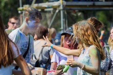 Odessa, Ukrayna - 5 Ağustos 2017: Gençler, bayanlar baylar bayram tatil sırasında renkli toz içine atma iyi eğlenceler. Festivali renkli boya. renkler aşk festival. Renk fest