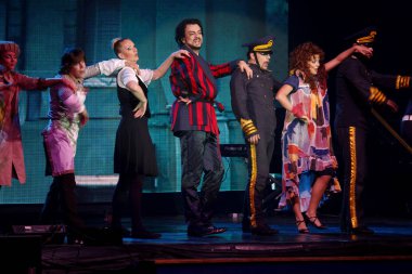 Odessa, Ukrayna, 17 Nisan 2012: Pop konser ikonik Rus şarkıcı Philip Kirkorov Odessa'daki. Ful ile parlak renkli ışık ve tiyatro gösterisi.