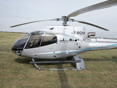 Odessa, Ukrayna - 4 Haziran 2013: Bulutlu bir günde yaz özel test ışık modern sivil helikopter iş sınıfı küçük bir özel Havaalanı sunumu
