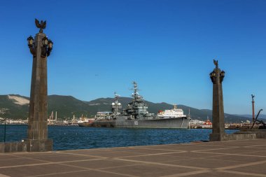 Novorossiysk, Rusya - 3 Mayıs 2018: Novorossiysk ticari liman. Deniz fırkateyn yolcu Novorossiysk liman Harbor. Askeri gemi - müze Rusya turistlere açıktır