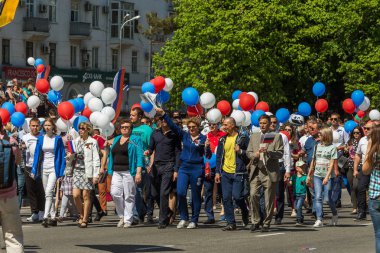 Novorossiysk, Rusya - 1 Mayıs 2018: Mayıs günü gösteri. Barış! İş! Mayıs! İnsanlar ile tatil geçit töreni sırasında Bayrak İşçi Bayramı kutlamak. 1 Mayıs günü tüm çalışan insanlar. Koloni içinde yürüyen insanlar