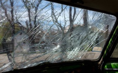 Kırık araba bir kaza sonrası. Araba cam kırıkları. Araba çarpışma sonra kırık ön cam. Soyguncular cam kırdı. Kırık camlar ile terk edilmiş yağma araba. Araba ile suç