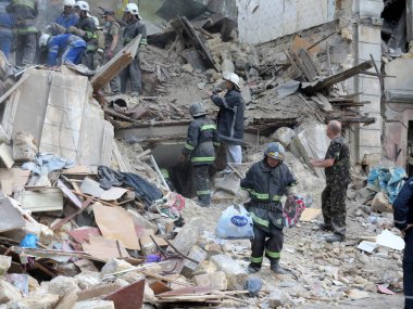 Odessa, Ukrayna - 23 Mayıs: Konut binası deprem sırasında yok. Kurtarma ekipleri ve gönüllü ve askeri ayrı arayışı içinde yaşayan, 23 Mayıs 2013 moloz Odessa, Ukrayna