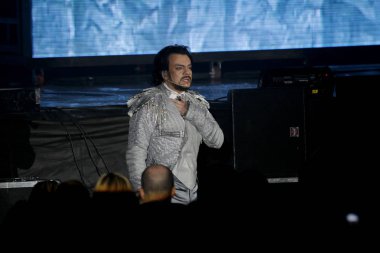 Odessa, Ukrayna, 17 Nisan 2012: Pop konser ikonik Rus şarkıcı Philip Kirkorov Odessa'daki. Ful ile parlak renkli ışık ve tiyatro gösterisi.
