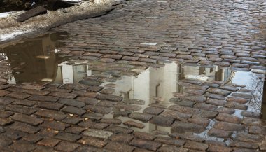 Çukurlar, kışın donma-çözülme çevrimleri neden olan bozuk asfalt yol. Kötü yol. Kaldırımlar kaldırımlar kaldırımda kırık. kaldırım döşeme ile kusurları ile tabaka ve perspektif içinde gelen çatlaklar