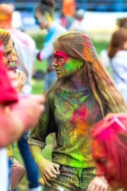 KRASNODAR, RUSSIA - May11,2018: Renkler Festivali, geleneksel Hint Holi festivali. Gençler Holi bayramında renkli pudra atarken eğleniyorlar. Renkli boya festivali. Renk Festivali