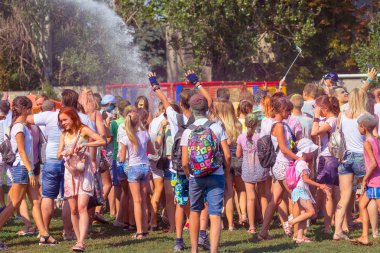 Odessa, Ukrayna - 5 Ağustos 2017: Gençler, bayanlar baylar bayram tatili sırasında birbirlerine renkli toz atma eğleniyorlar. Erkek ve kız ıslak giysileri içinde iyi eğlenceler. Islak parti