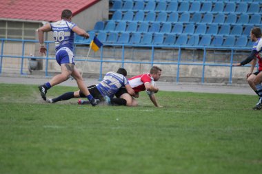 Odessa, Ukrayna - 29 Eylül 2018: Final Oyunları Şampiyonası Ukrayna'nın en güçlü takımları Rugby-7. Rugby topu alan üzerinde. Rugby topu için ağır mücadele sahip. Takım sporcular oyuncular sahada