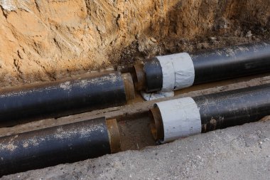 Odessa, Ukrayna - 2017 yaklaşık: Onarım şehir su kaynaklarının. Eski paslı metal borular plastik borular üzerinde değiştirme. Yeni modern teknolojiler kentsel mühendislik ağlar. Şehir su boru hattı