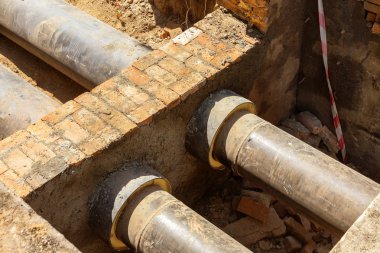 Odessa, Ukrayna - 2017 yaklaşık: Onarım şehir su kaynaklarının. Eski paslı metal borular plastik borular üzerinde değiştirme. Yeni modern teknolojiler kentsel mühendislik ağlar. Şehir su boru hattı