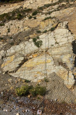 Özel metal kafes olan yol,'yakınında güçlendirilmesi tehlikeli dağ yamaçlarında. Dağ slough yoldan, kaya düşmesi metal net çitler frenleyici birikmiş korunması