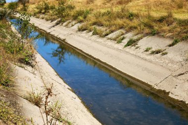 Bir eski sulama kanalı su kanalı'nın altındaki kalıntıları ile kurutma. Su sulama arter Kırım abluka. Yapay kuraklık, imha, sulu tarımda Daralt