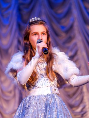 Odessa, Ukrayna - 24 Aralık 2015: şarkı ve parlak renkli kıyafetler içinde sahnede dans çocuk müzik grupları. Duygusal, çocukların müzik sahne gösterisi dokunmadan.