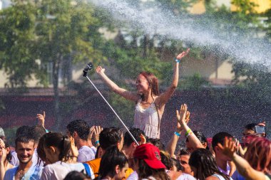 Odessa, Ukrayna - 5 Ağustos 2017: Gençler, bayanlar baylar bayram tatili sırasında birbirlerine renkli toz atma eğleniyorlar. Erkek ve kız ıslak giysileri içinde iyi eğlenceler. Islak parti