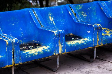 Seyirci için boş eski plastik sandalyeler. Eski küçük yerde boş koltuk sayısı. Çizik aşınmış mavi plastik koltuk önemli fan ziyaretçiler için. Satır plastik fiberglas koltukları platformu feribot otobüste