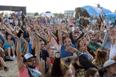 Odessa, Ukrayna -25 Ağustos 2017: büyük kalabalık, müzik sırasında rock konserinde hayranlarını gün boyunca. Seyirci kum Beach müzik ve spor festivali Z-Oyunlar sırasında