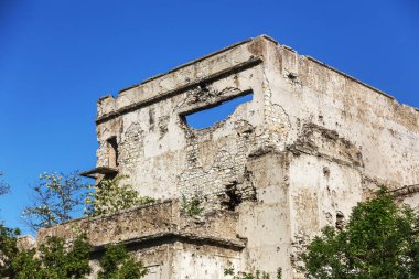 Terk edilmiş bombalama ve yıkılan bina bombardımanı patlama nedeniyle yok. Kabukları, madde işaretleri ve parçalanmak bir savaş kasıp kavuran Bina duvarlarında delikler. Eski yıkık ev